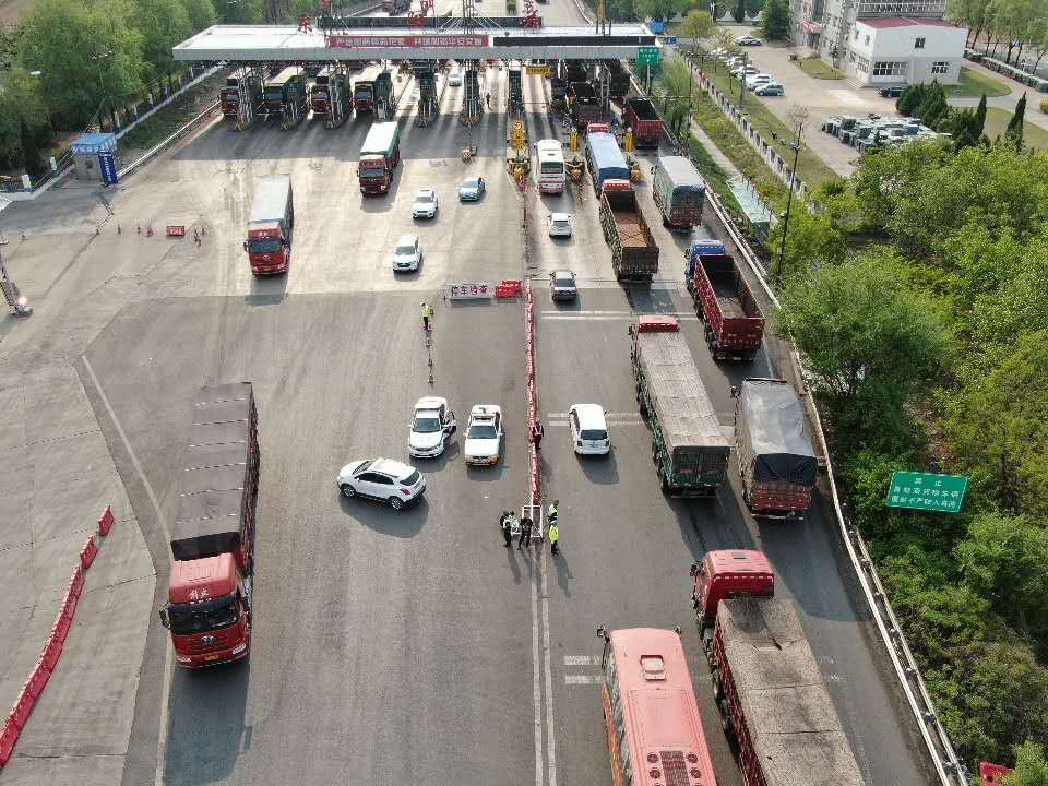 ky开元无人机飞手配合高速交警抓拍违章 保障高速公路交
